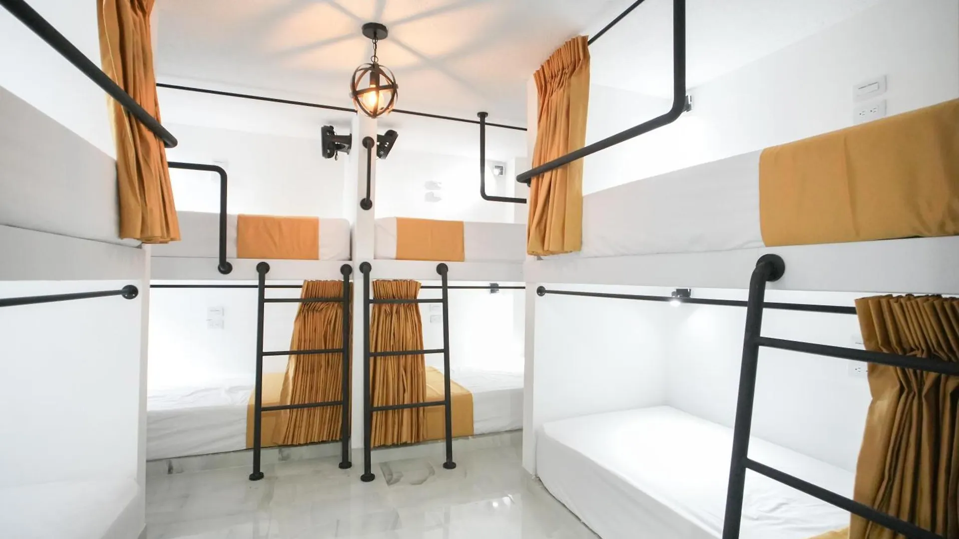 Qantic Lodging Medellin 0*,  Colombia