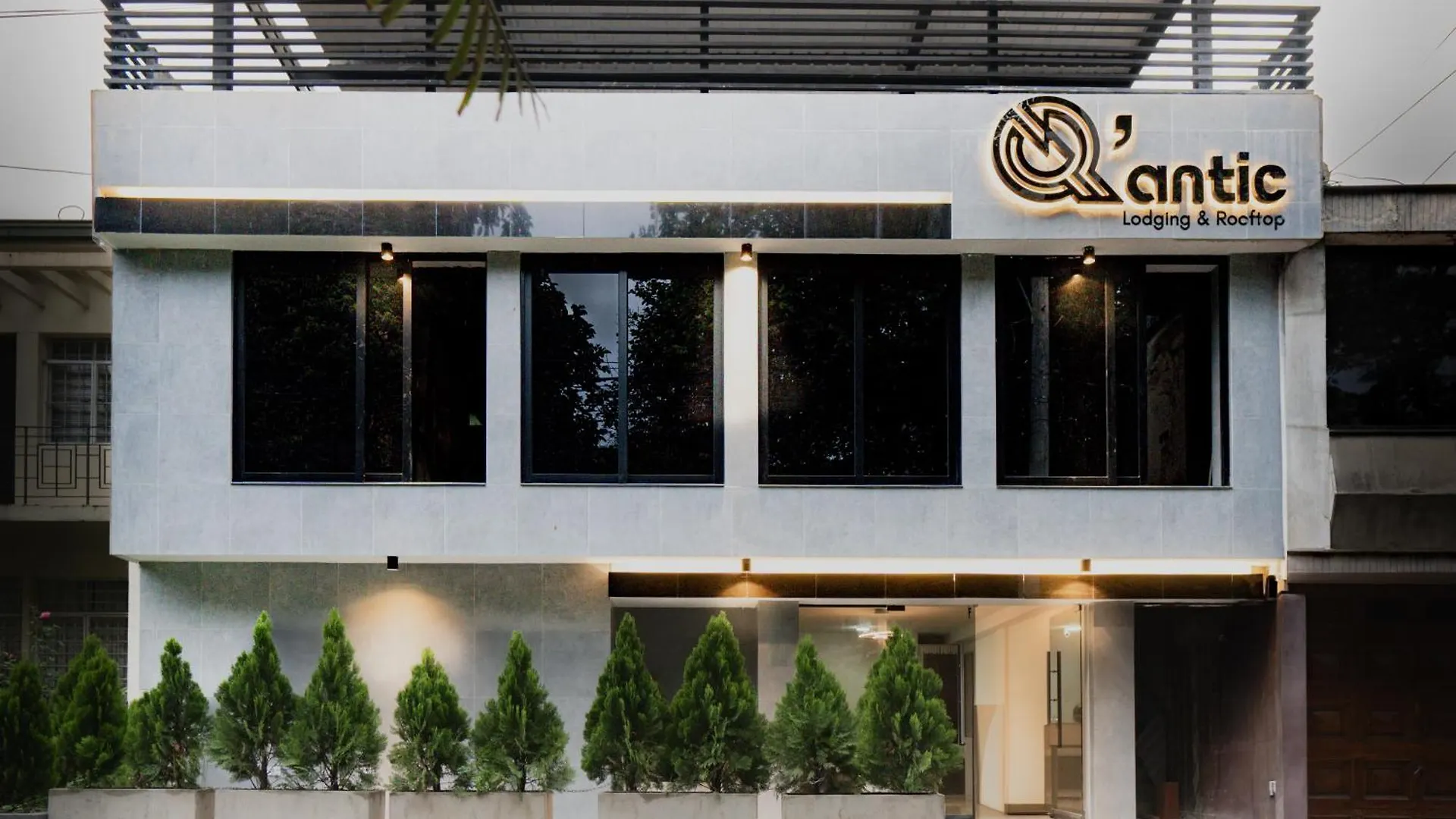 מדיין Qantic Lodging